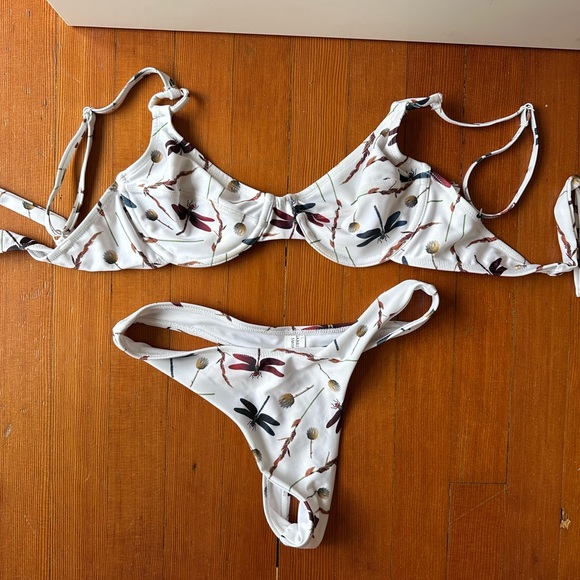 Bikinis - Picture 1 of 4